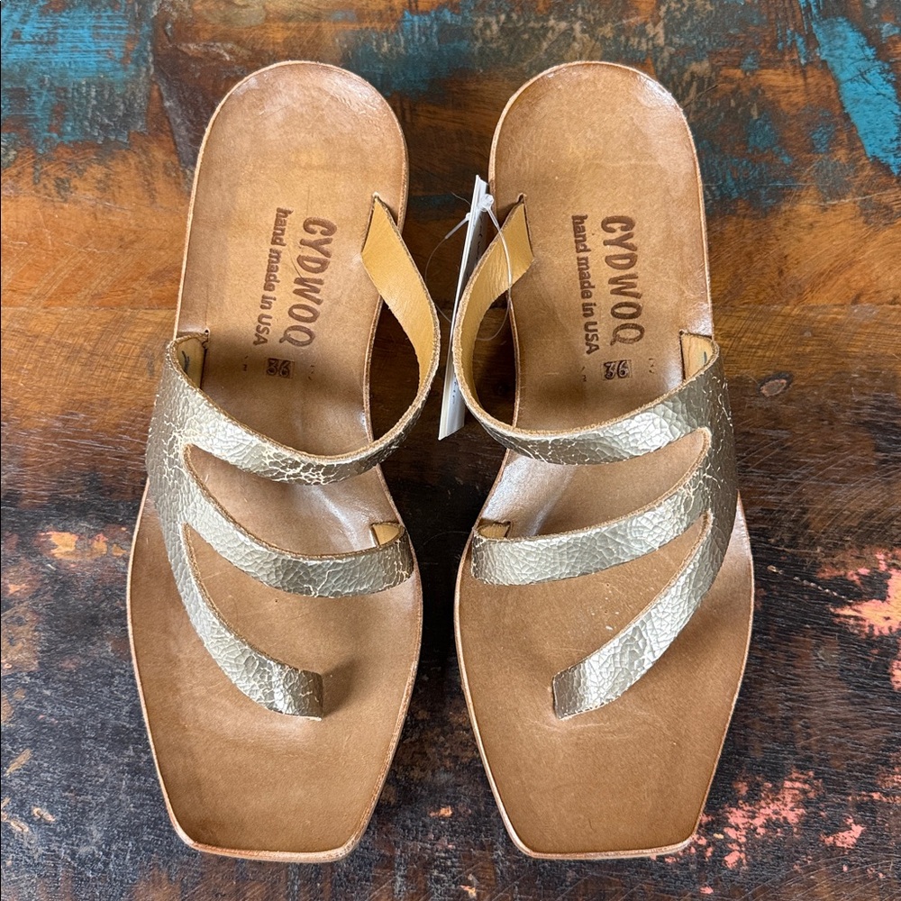 Cydwoq Cupertino in crackled champagne leather. Size EU 38. New with tags